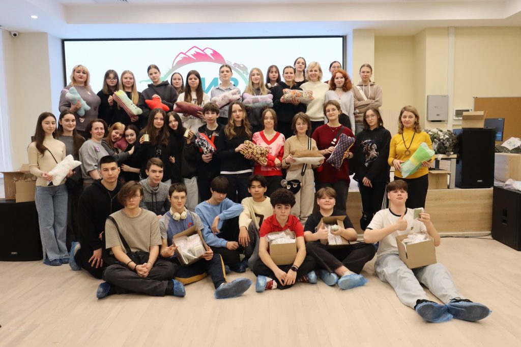Мастер-класс «Помощь героям» провели сотрудники ДСЦ «Мир молодых». Фото: официальная страница ДСЦ «Мир молодых» в социальных сетях