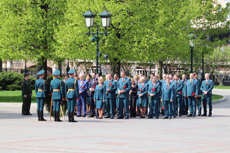 Сотрудники налоговой службы возложили цветы к Могиле Неизвестного Солдата. Фото: сайт ФНС города Москвы