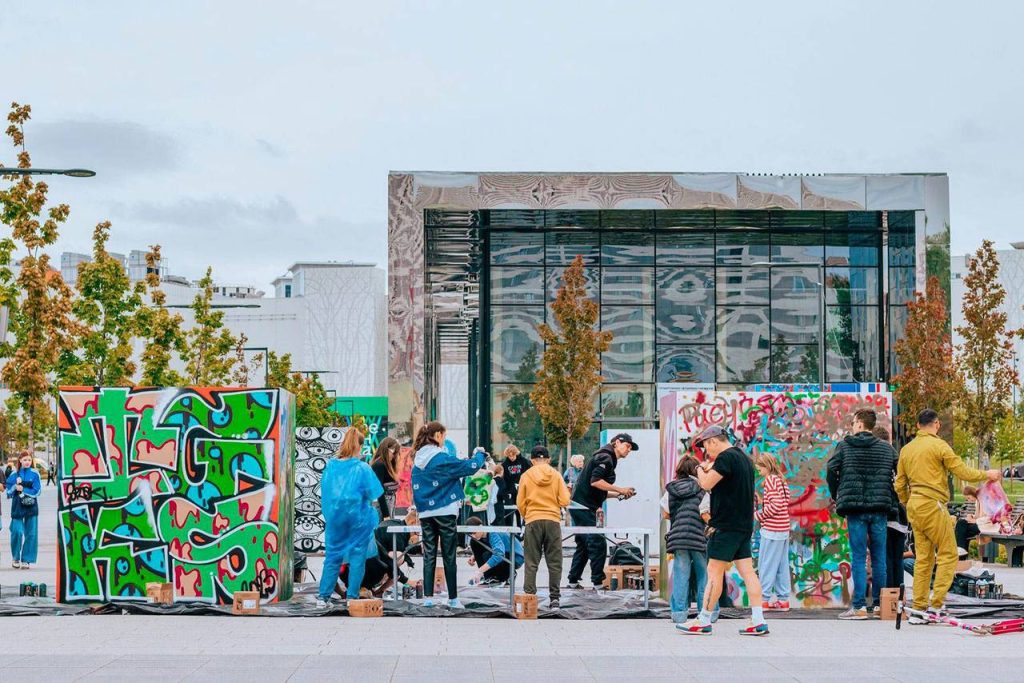 Команда опытных художников перенесет его на одну из городских стен, что станет новой достопримечательностью. Фото: пресс-служба Комитета общественных связей и молодежной политики города Москвы