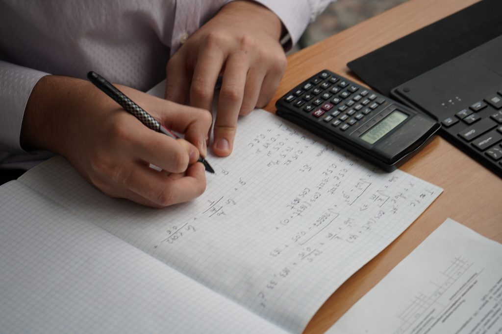 Ученица школы №1998 «Лукоморье» вошла в число финалистов научного конкурса «Гениальные мысли». Фото: Анна Быкова, «Вечерняя Москва»