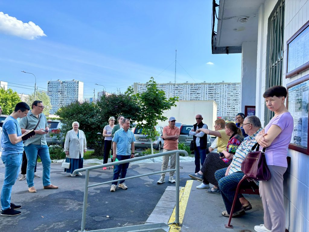 Глава управы района провел еженедельный обход территорий. Фото: официальная страница управы в социальных сетях