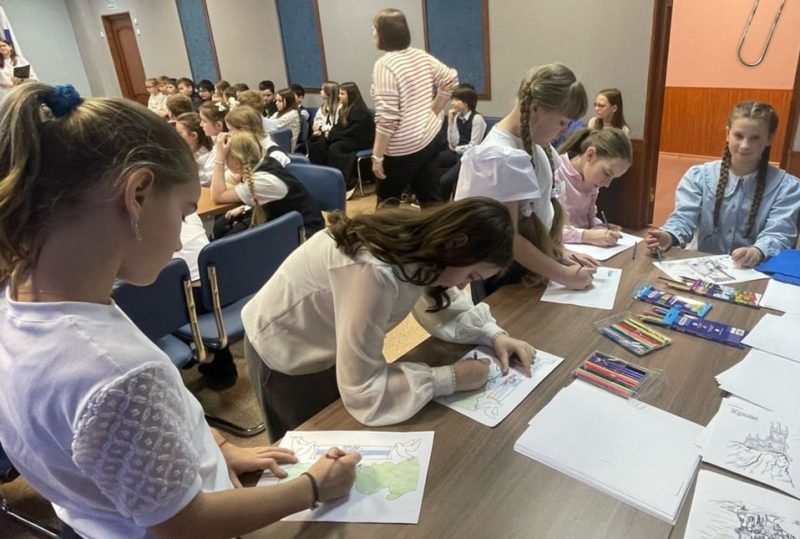 Ученики школы №1998 «Лукоморье» приняли участие в патриотической акции. Фото: официальная страница школы №1998 «Лукоморье» в социальных сетях