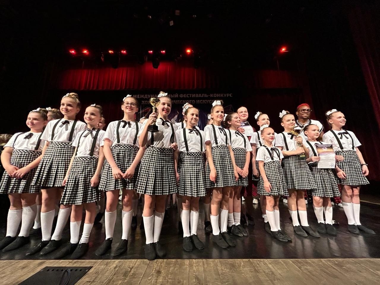 Победителями танцевального конкурса признали ребят из школы №998. Фото: официальная страница учреждения в социальных сетях