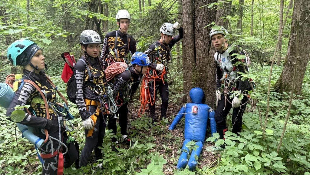 Команда школы №1034 заняла второе место на городских соревнованиях «Школа безопасности». Фото: официальная страница школы в социальных сетях