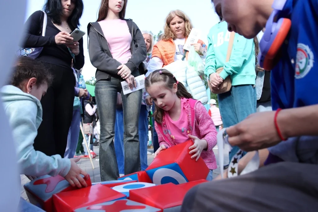 Юные парламентарии из Братеева поучаствовали в организации детского праздника. Фото: официальная страница Молодежной палаты района Братеево в социальных сетях 