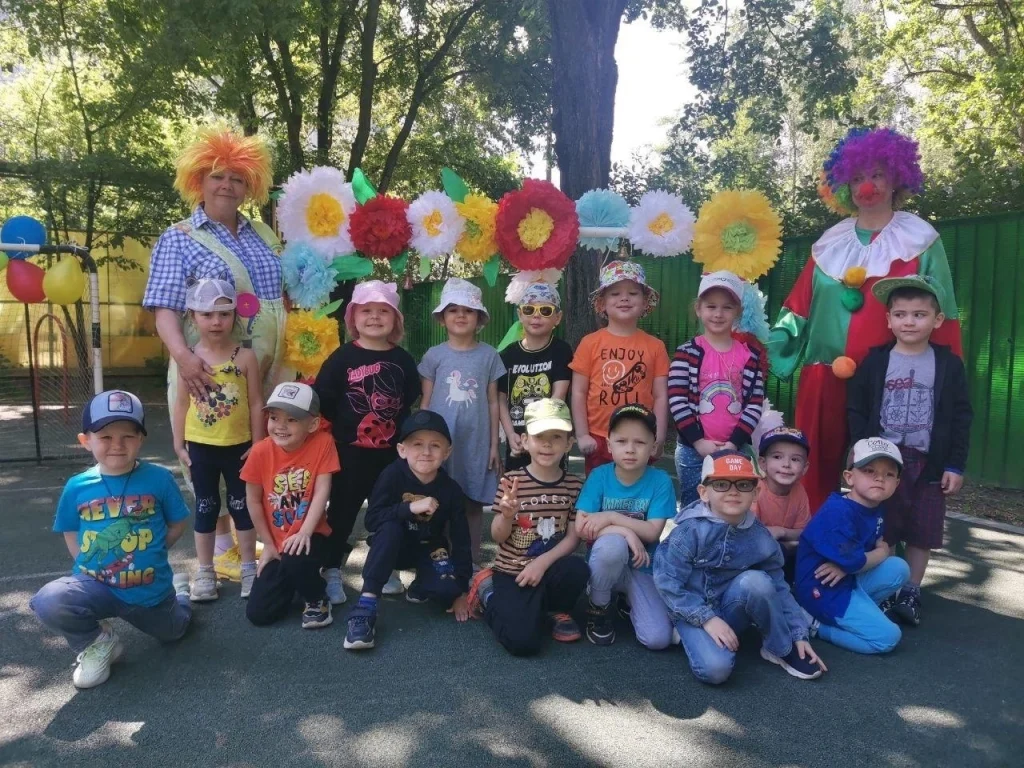 Песни и пляски: развлекательную программу ко Дню защиты детей подготовили для дошколят в школе №998. Фото: официальная страница школы №998 в социальных сетях