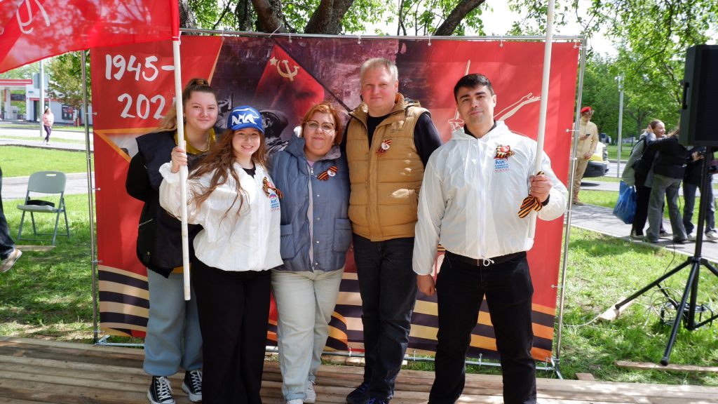 «Яблони Победы»: активисты Молодежной палаты Братеева приняли участие в патриотической акции. Фото: официальная страница Молодежной палаты района Братеево в социальных сетях