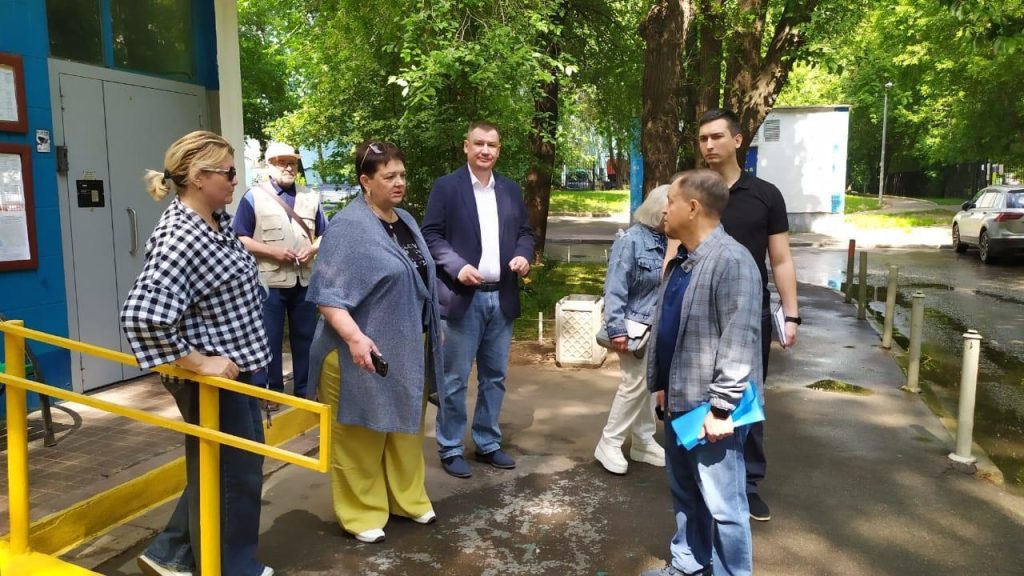 Глава управы района Братеево провел обход территории. Фото: официальная страница управы района Братеево в социальных сетях