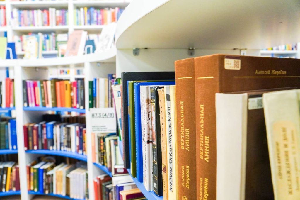 Сотрудники районной управы пригласили горожан на литературно-познавательный час о семейных ценностях в библиотеку №150. Фото: Ксения Догонашева, «Вечерняя Москва»