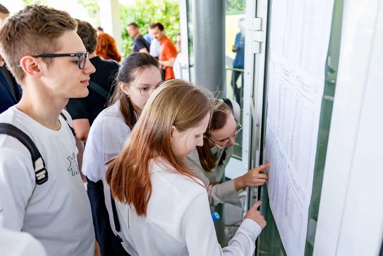 Более 10 тысяч столичных школьников улучшили результаты в дни пересдачи ЕГЭ. Фото: Пресс-служба Департамента образования и науки города Москвы