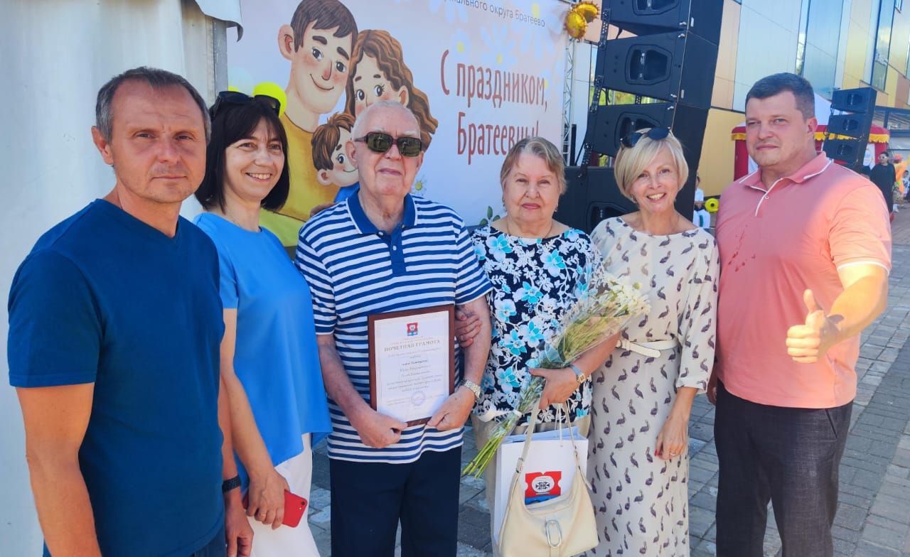 Глава МО Братеево поздравил жителей с Днем семьи, любви и верности. Фото: Telegram-канал Антона Власова