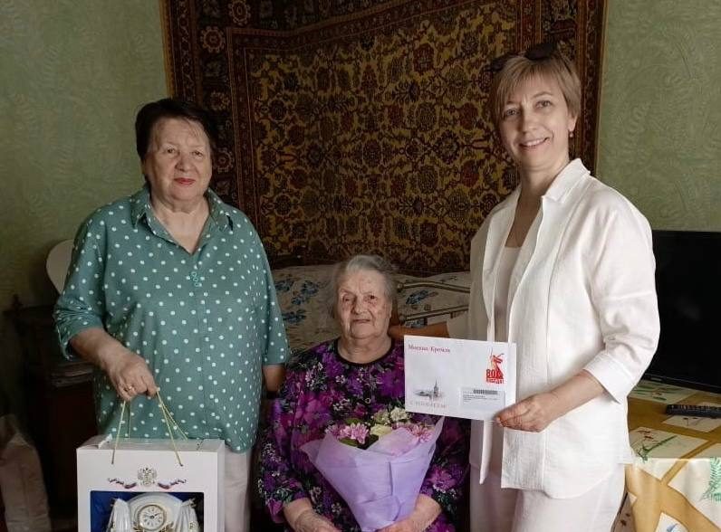Ирина Гонцова поздравила с юбилеем ветерана Великой Отечественной войны. Фото: Telegram-канал Ирины Гонцовой