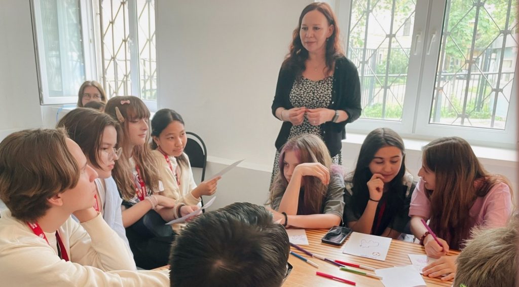 Ученики школы №1998 приняли участие в проекте «Встреча поколений». Фото: страница учреждения в социальных сетях