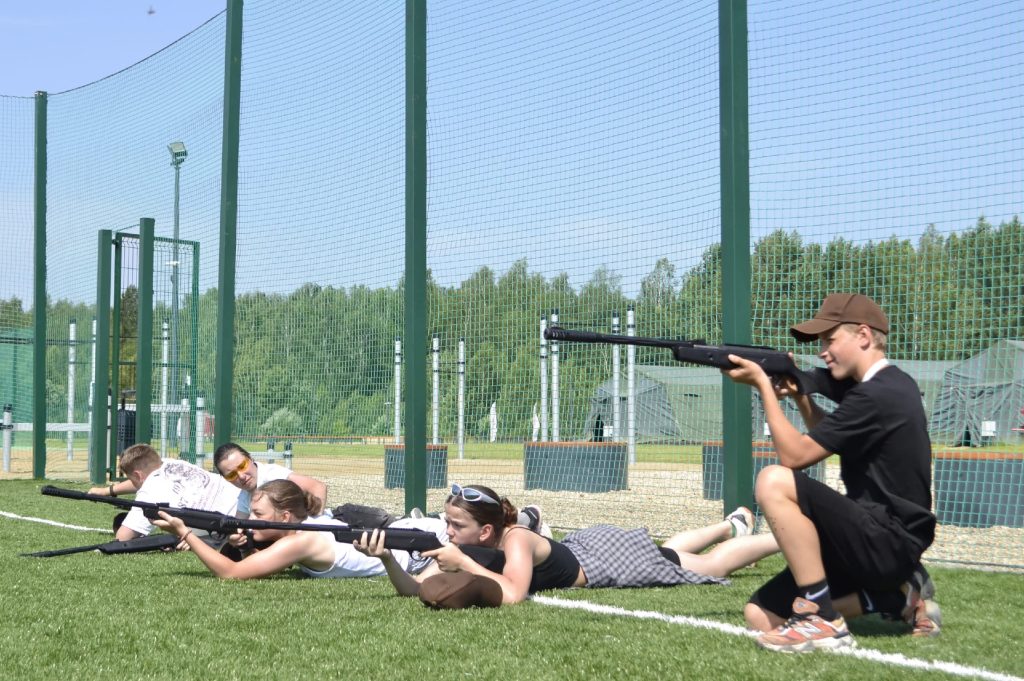 Представитель школы №1034 – инструктор в военно-патриотическом лагере. Фото: официальная страница школы №1034 в социальных сетях