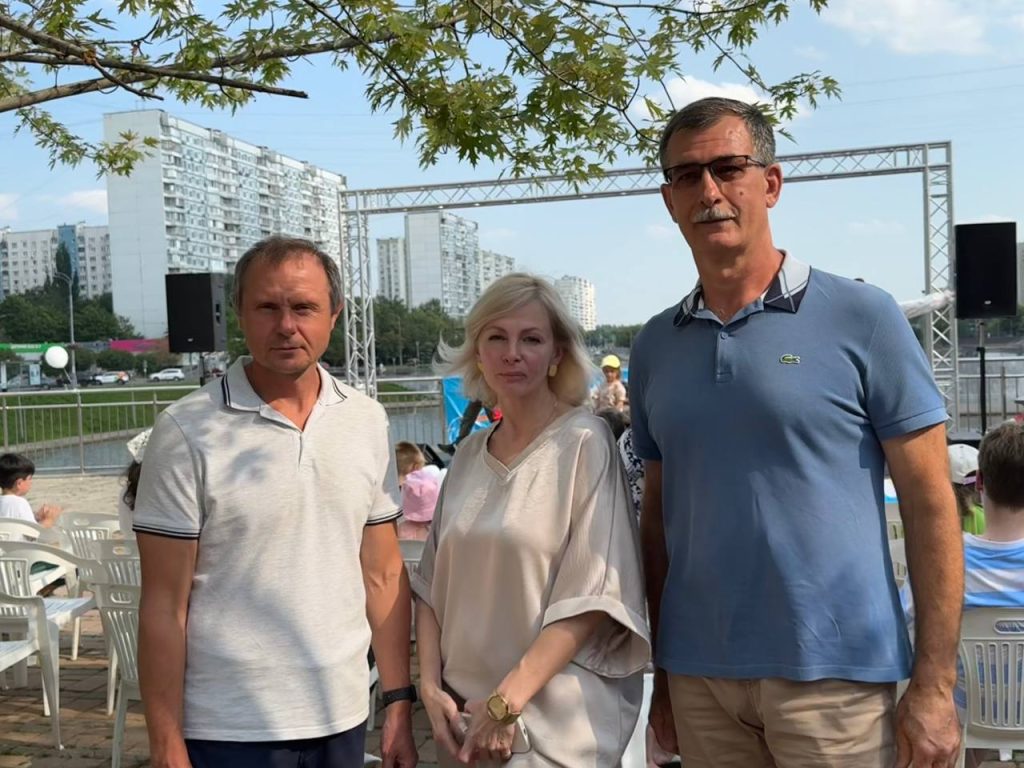 Депутаты МО Братеево поздравили жителей с праздником — фото и видеорепортаж. Фото: Анастасия Сёмина, «Вечерняя Москва»