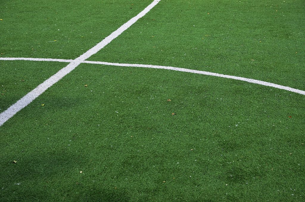 Сотрудники школы №1998 «Лукоморье» пригласили юных горожан на тренировку по футболу. Фото: Анна Быкова, «Вечерняя Москва» 