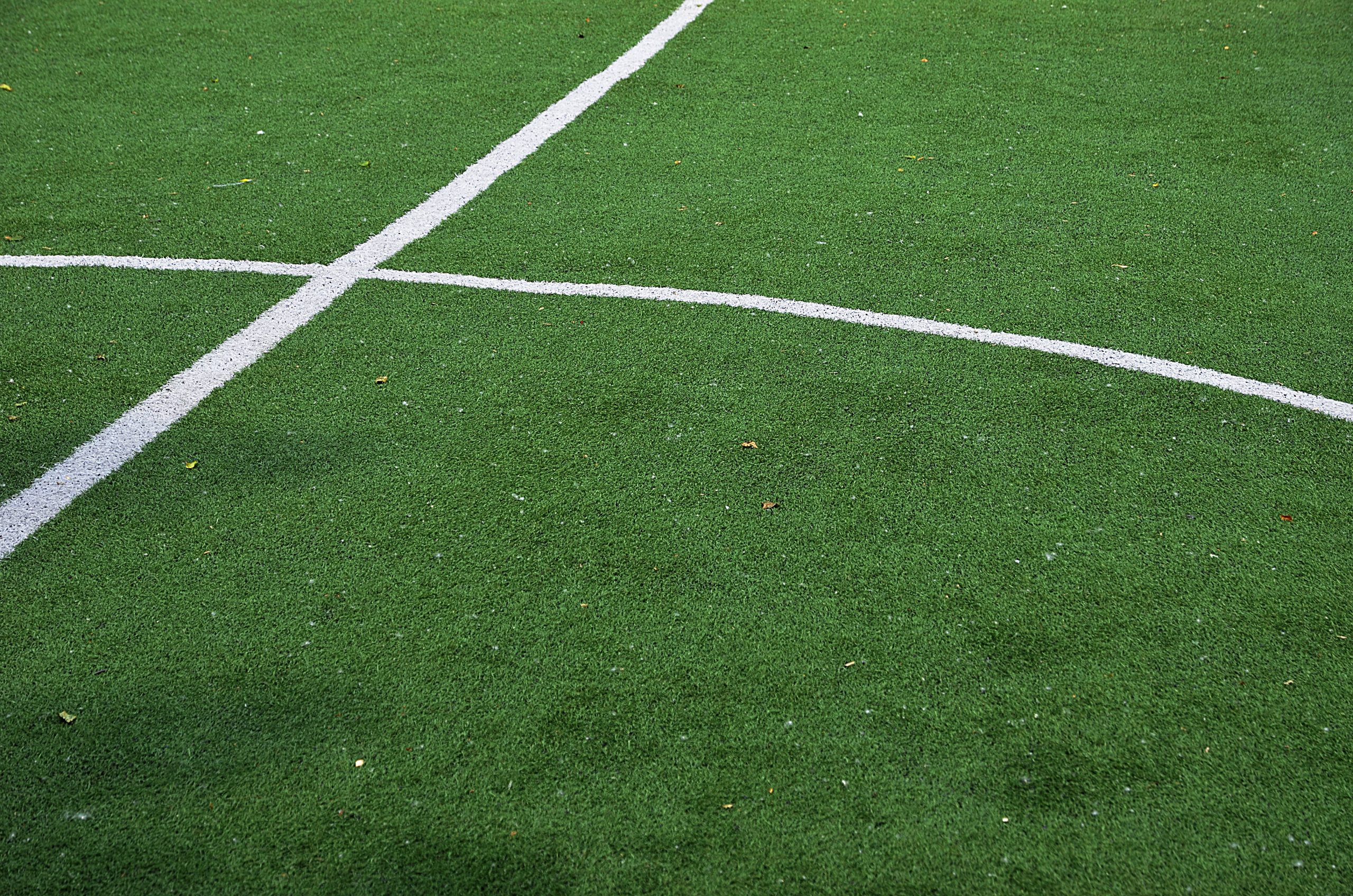 Сотрудники школы №1998 «Лукоморье» пригласили юных горожан на тренировку по футболу. Фото: Анна Быкова, «Вечерняя Москва»