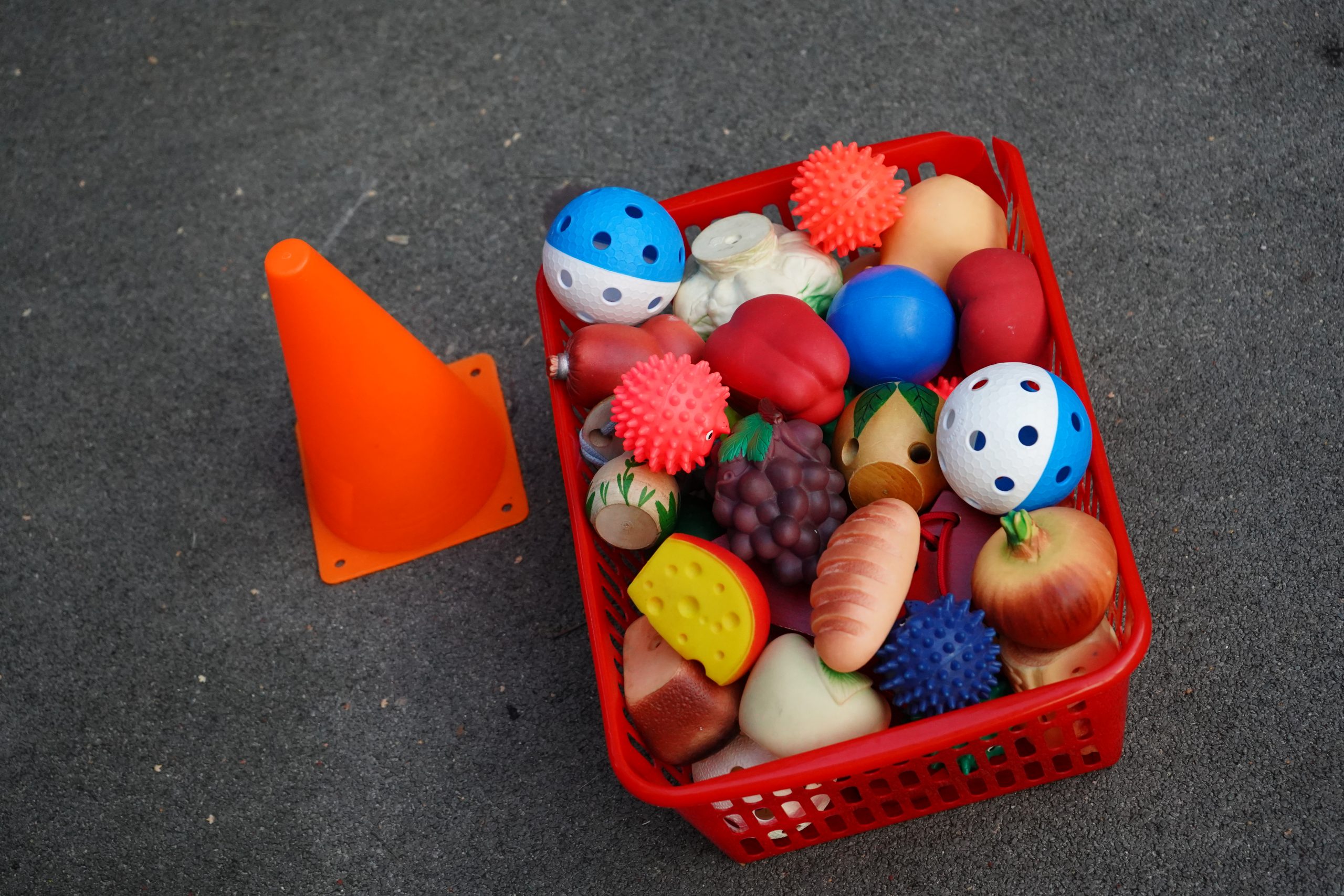 Сотрудники КЦ «Братеево» организуют спортивный праздник. Фото: Анна Быкова, «Вечерняя Москва».