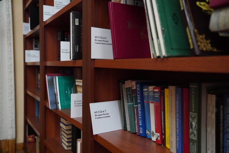 Сотрудники библиотеки №150 пригласили горожан на книжную выставку. Фото: Ксения Догонашева, «Вечерняя Москва»