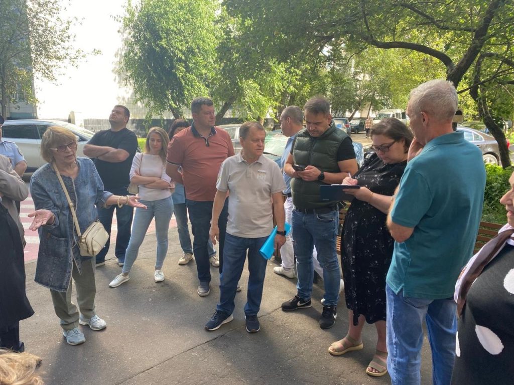 Представители руководства Братеева провели еженедельный обход. Фото: страница управы района Братеево в социальных сетях