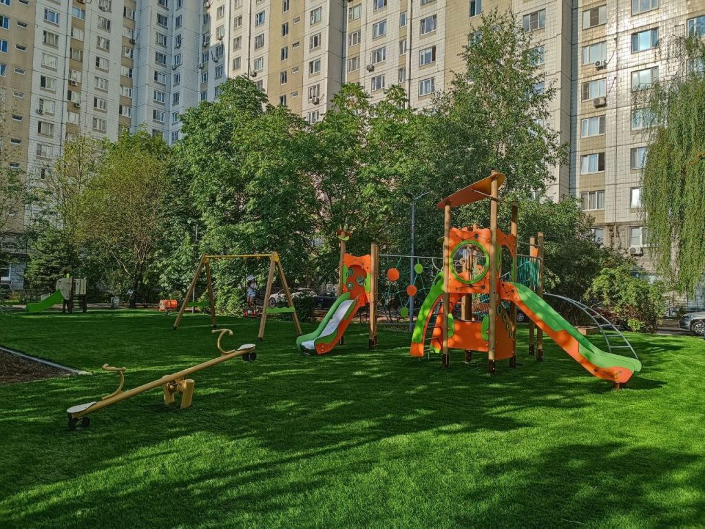 Специалисты проводят благоустройство территории в Братееве. Фото: страница управы района Братеево в социальных сетях