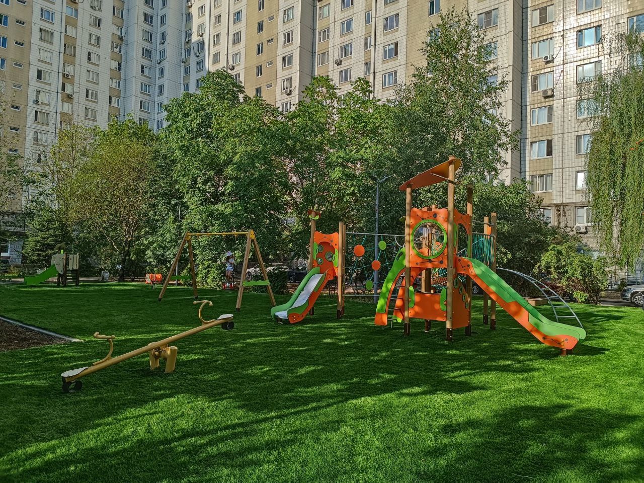 Специалисты проводят благоустройство территории в Братееве. Фото: страница управы района Братеево в социальных сетях