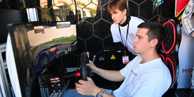 Сотрудники проекта «Лето в Москве» проведут соревнования по симрейсингу в Братееве. Фото: сайт мэра Москвы