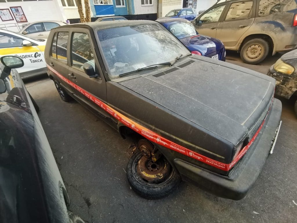 Сотрудники управы района Братеево рассказали о работе с брошенными автомобилями. Фото: страница управы района Братеево в социальных сетях