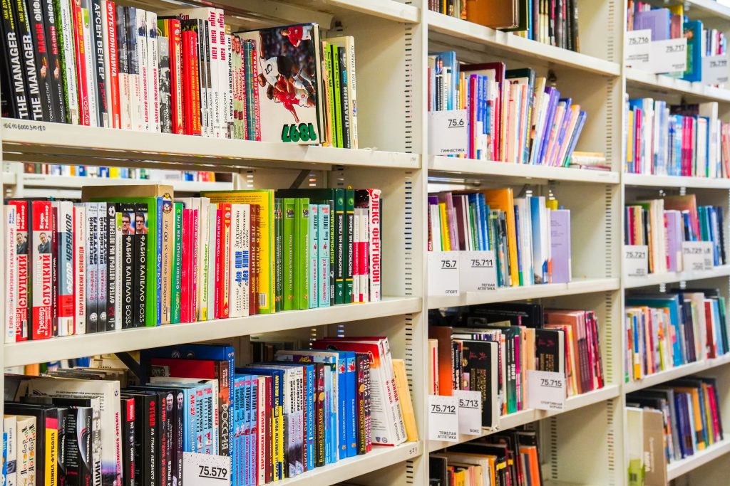 Сотрудники библиотеки №150 проведут экскурсию по читальне. Фото: Ксения Догонашева, «Вечерняя Москва»