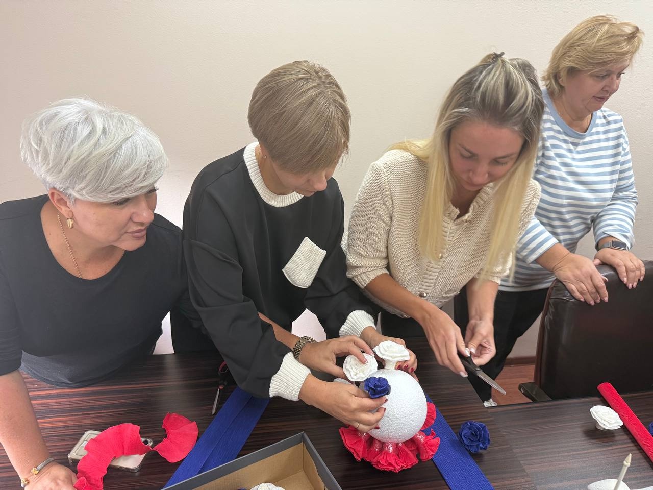 Ирина Гонцова приянла участие в мастер-классе по созданию топиариев. Фото: страница Ирины Гонцовой в социальных сетях