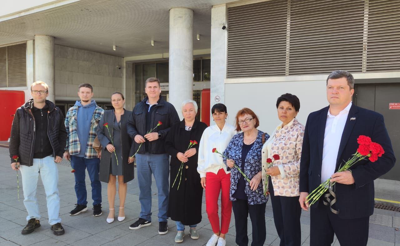 Глава МО Братеево провел мемориально-патронатную акцию. Фото: Telegram-канал Антона Власенко