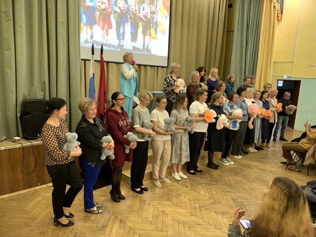 Елена Уколова провела педагогический совет школы №1034. Фото: страница учреждения в социальных сетях