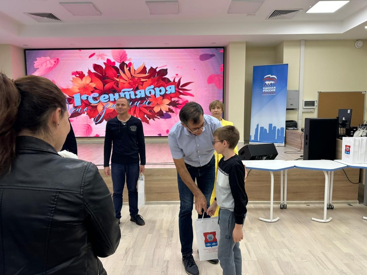 Александр Серегин принял участие в акции «Собери ребенка в школу». Фото: страница Александра Серегина в социальных сетях