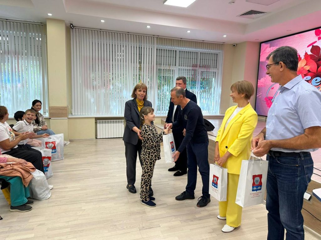 Дмитрий Волков принял участие в акции «Собери ребенка в школу». Фото: Telegram-канал Дмитрия Волкова