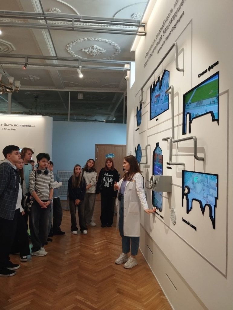 Елена Уколова рассказала о походе учеников школы №1034 в биомузей. Фото: страница учреждения в социальных сетях