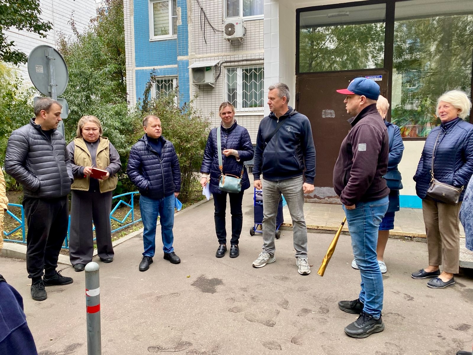 Итоги еженедельного обхода подвели сотрудники управы Братеева. Фото: страница управы района Братеево в социальных сетях