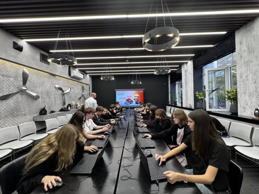 Ученики школы №1998 «Лукоморье» побывали в центре «Моя карьера». Фото: Telegram-канал директора школы №1998 «Лукоморье» Ольги Белоусовой
