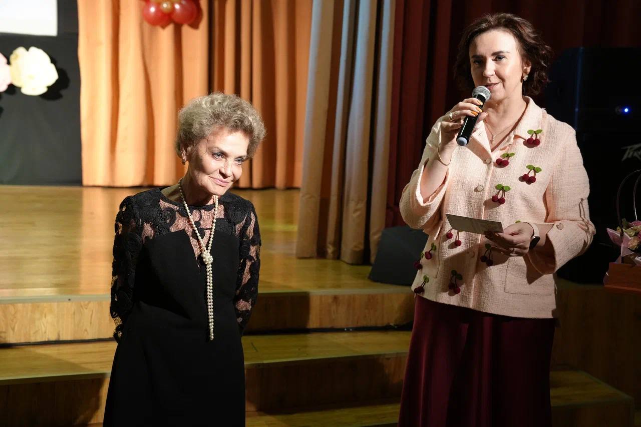 Педагогам школы №1998 «Лукоморье» вручили награды. Фото: Telegram-канал директора школы №1998 «Лукоморье»