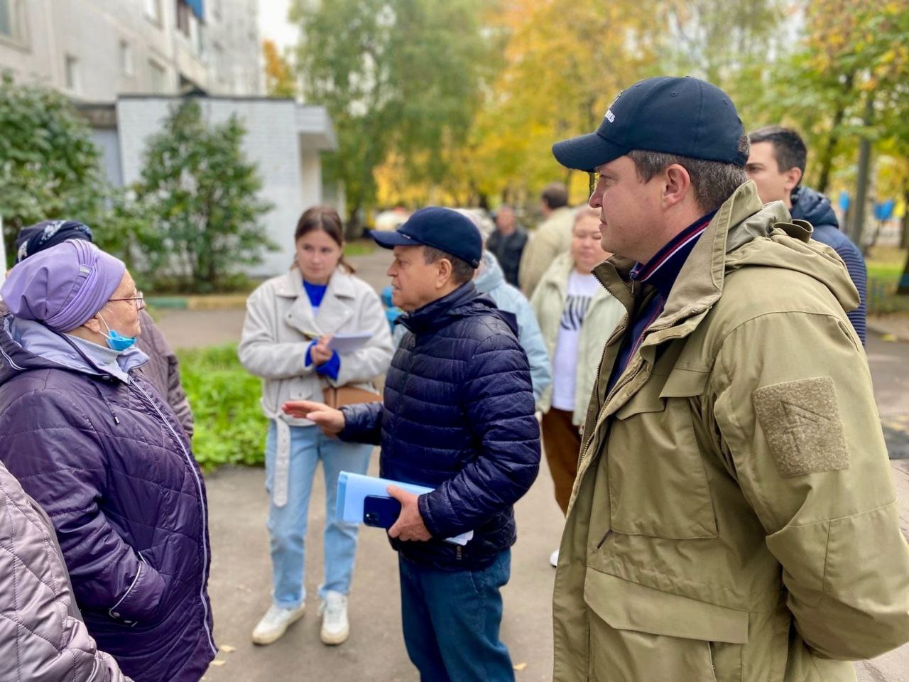 Глава МО Братеево осмотрел состояние многоквартирных домов. Фото: Telegram-канал Антона Власенко