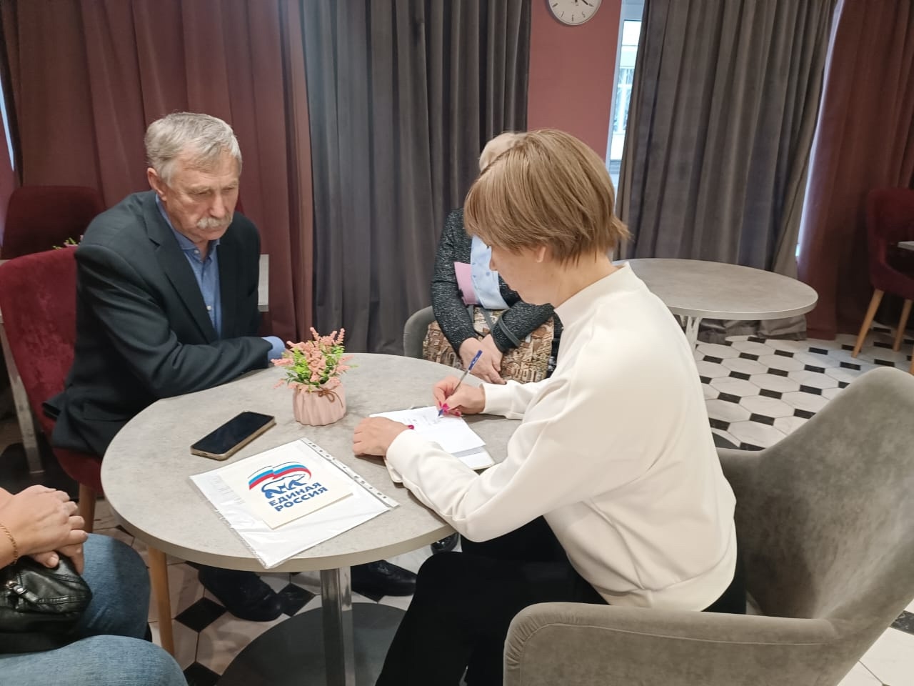 Ирина Гонцова провела прием граждан. Фото: страница Ирины Гонцовой в социальных сетях