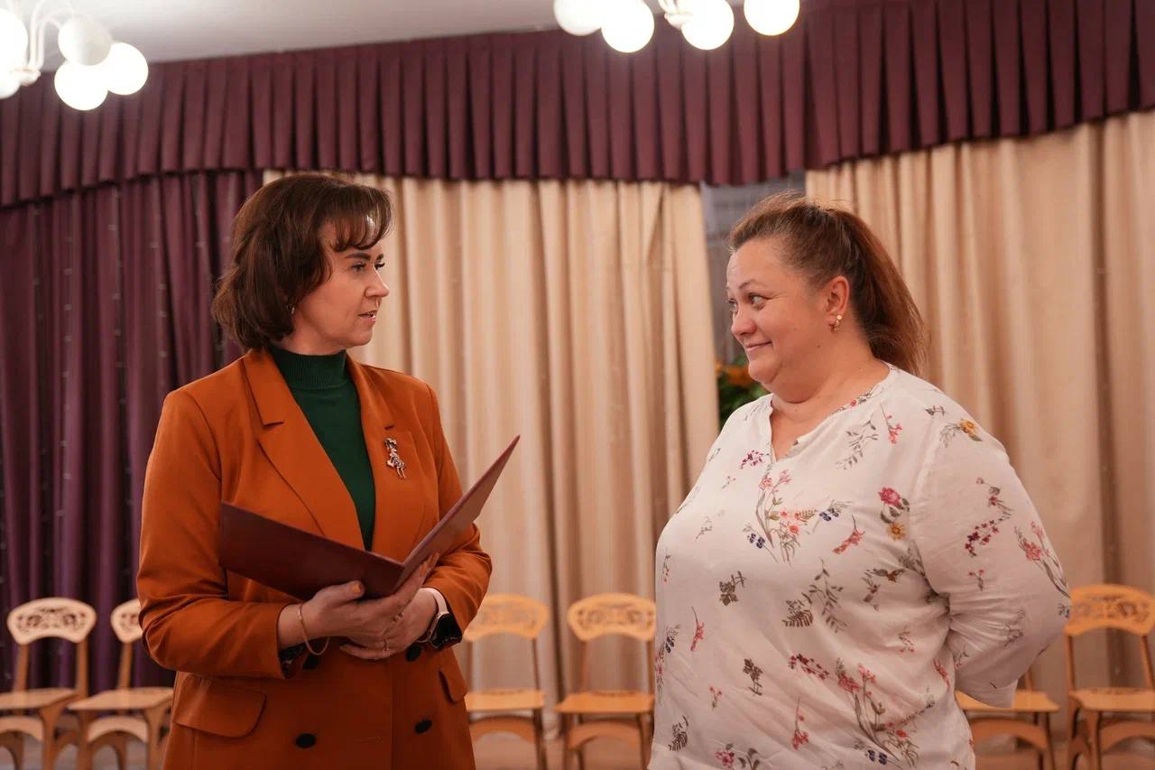 Ведомственную грамоту вручили педагогу школы №1998 «Лукоморье». Фото: Telegram-канал Ольги Белоусовой, директора школы №1998 «Лукоморье»