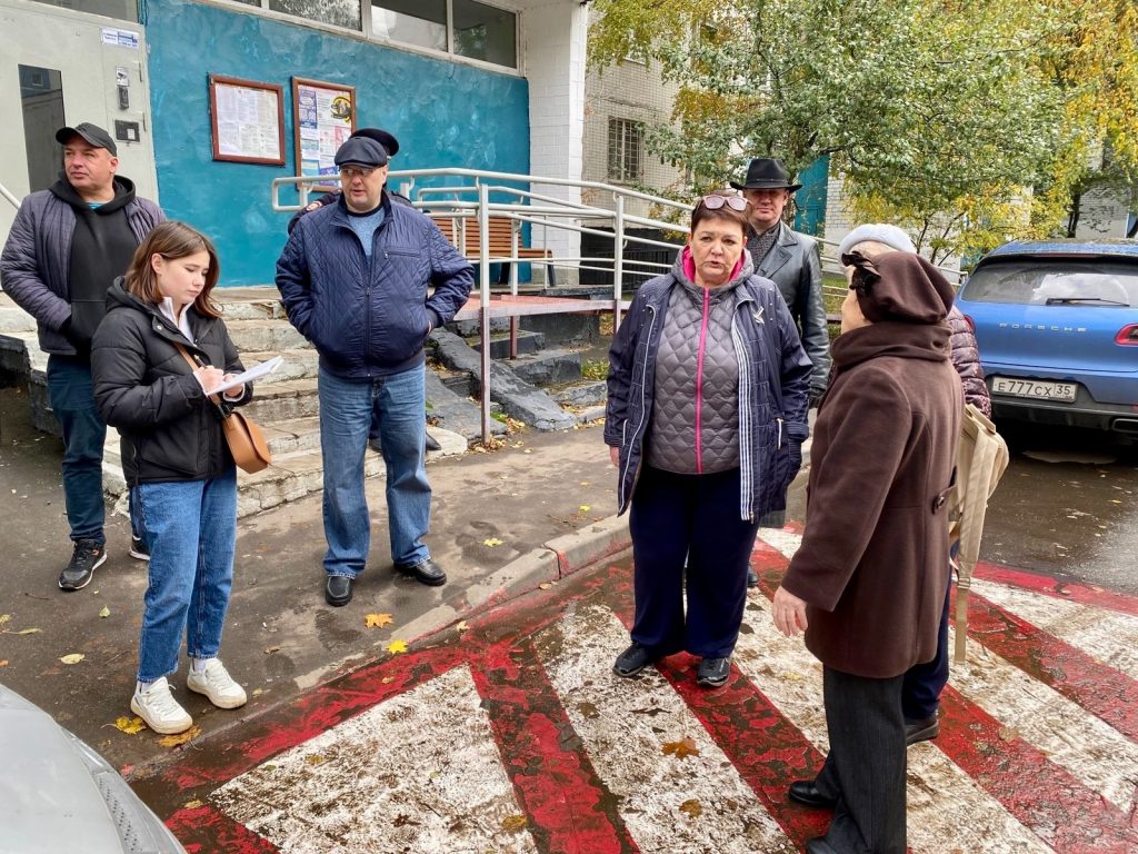 Представители управы района Братеево провели обход территории. Фото: страница управы района Братеево в социальных сетях