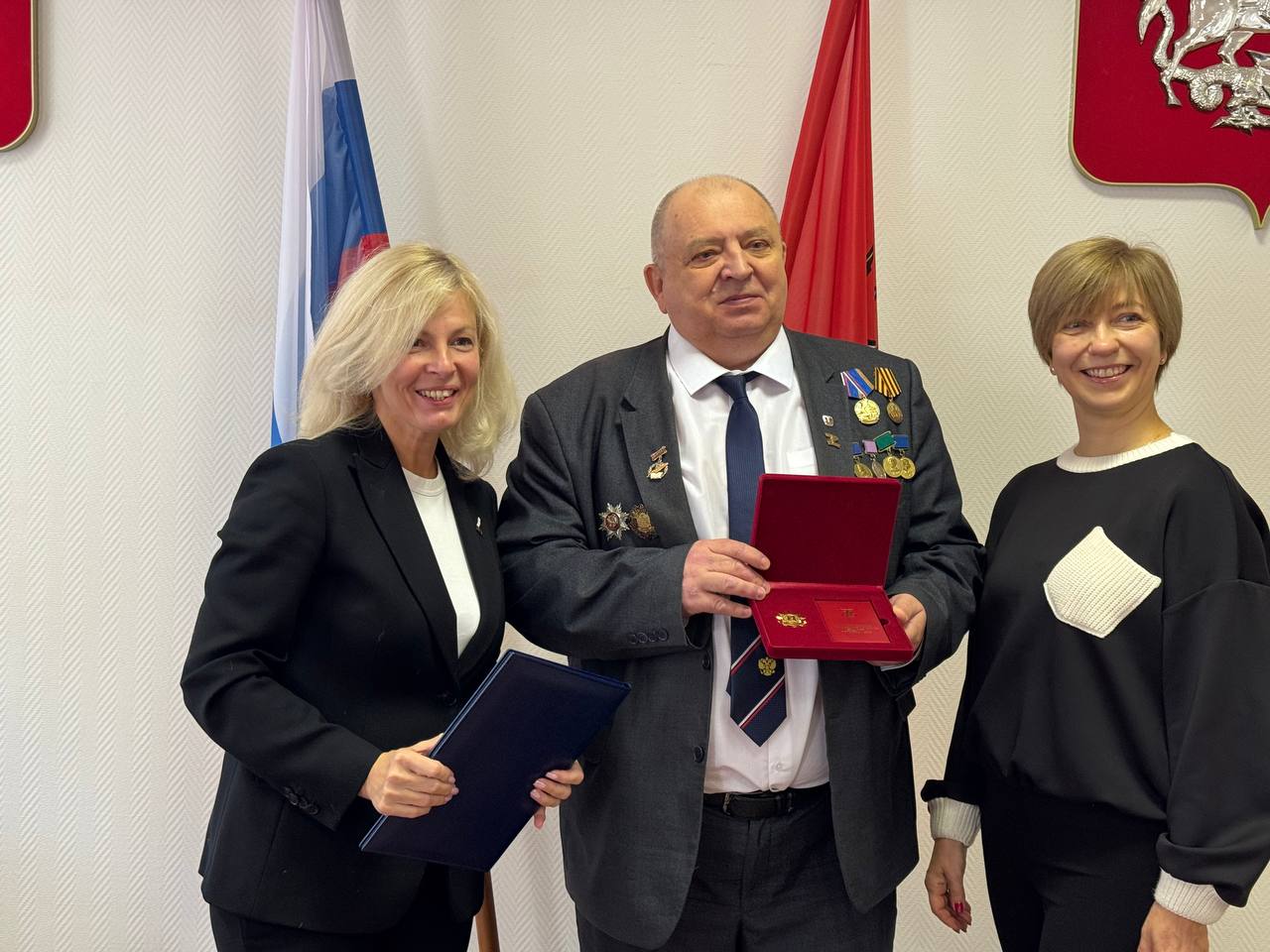 Ирина Гонцова и Анна Вольская вручили почетную награду жителю Братеево — фото и видеорепортаж. Фото: Анастасия Сёмина, «Вечерняя Москва»