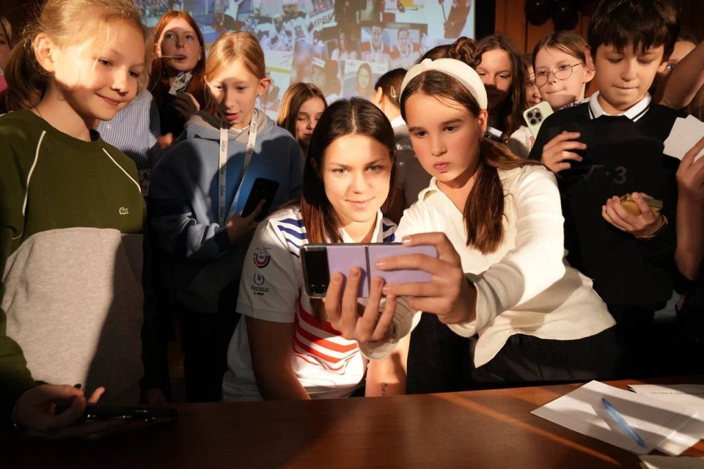 Ученики школы №1998 «Лукоморье» встретились с Алевтиной Полуниной. Фото: Telegram-канал школы №1998 «Лукоморье»