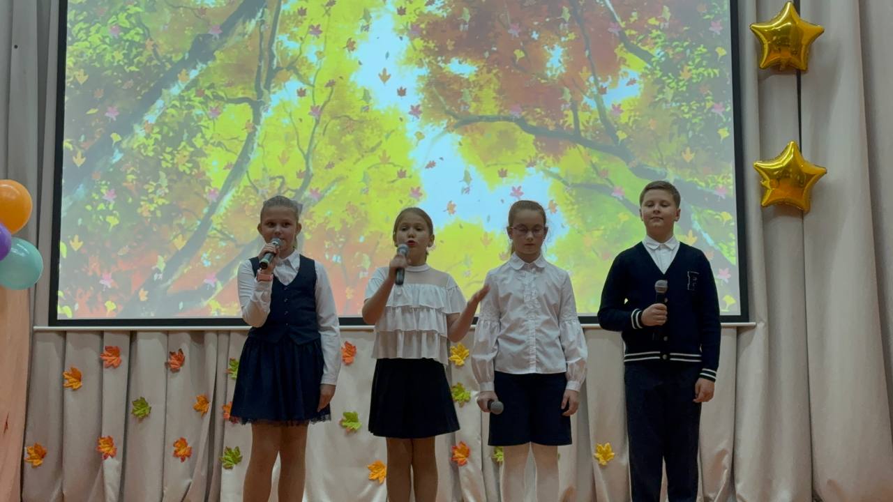 Школьники поздравили наставников и педагогов с Днем учителя — фото и видеорепортаж. Фото: Анастасия Сёмина, «Вечерняя Москва»