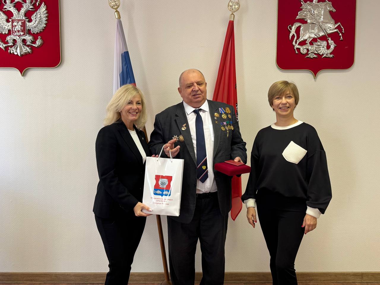 Ирина Гонцова и Анна Вольская вручили почетную награду жителю Братеево — фото и видеорепортаж. Фото: Анастасия Сёмина, «Вечерняя Москва»