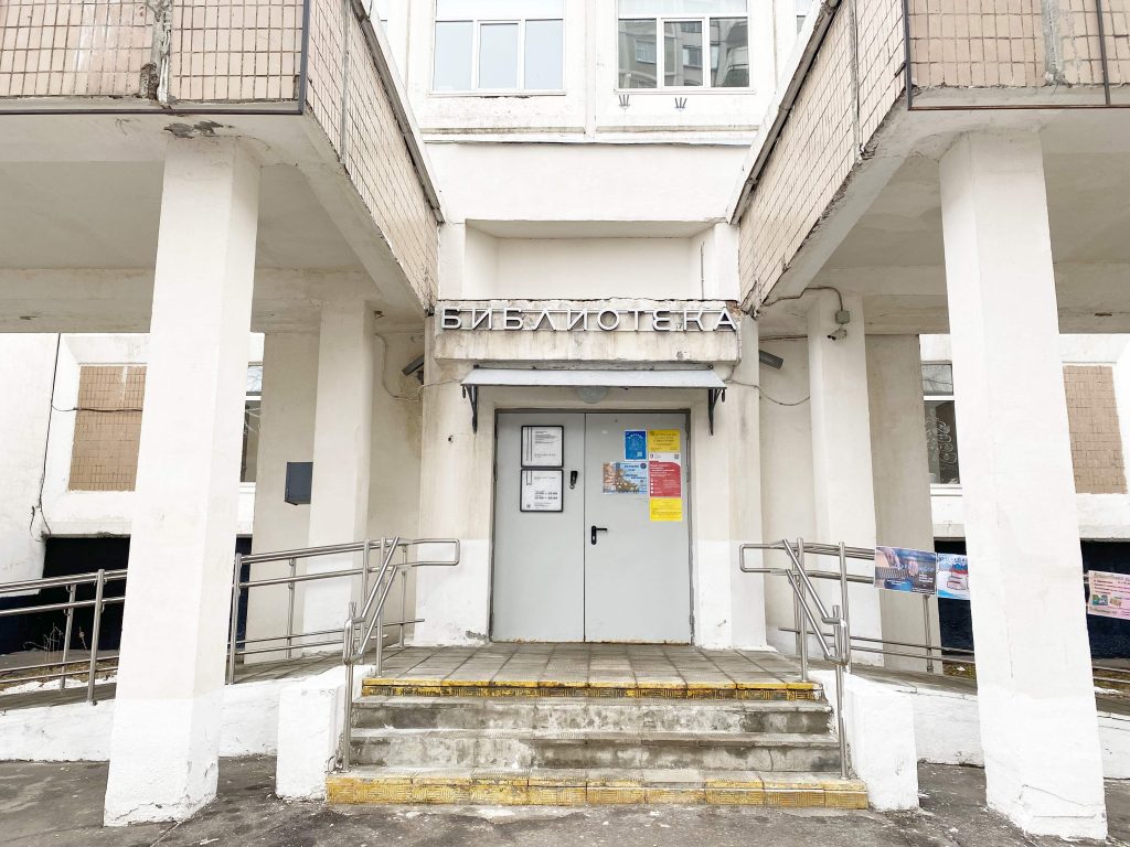 Сотрудница библиотеки №150 составила подборку детских книг. Фото: Анна Быкова, «Вечерняя Москва»