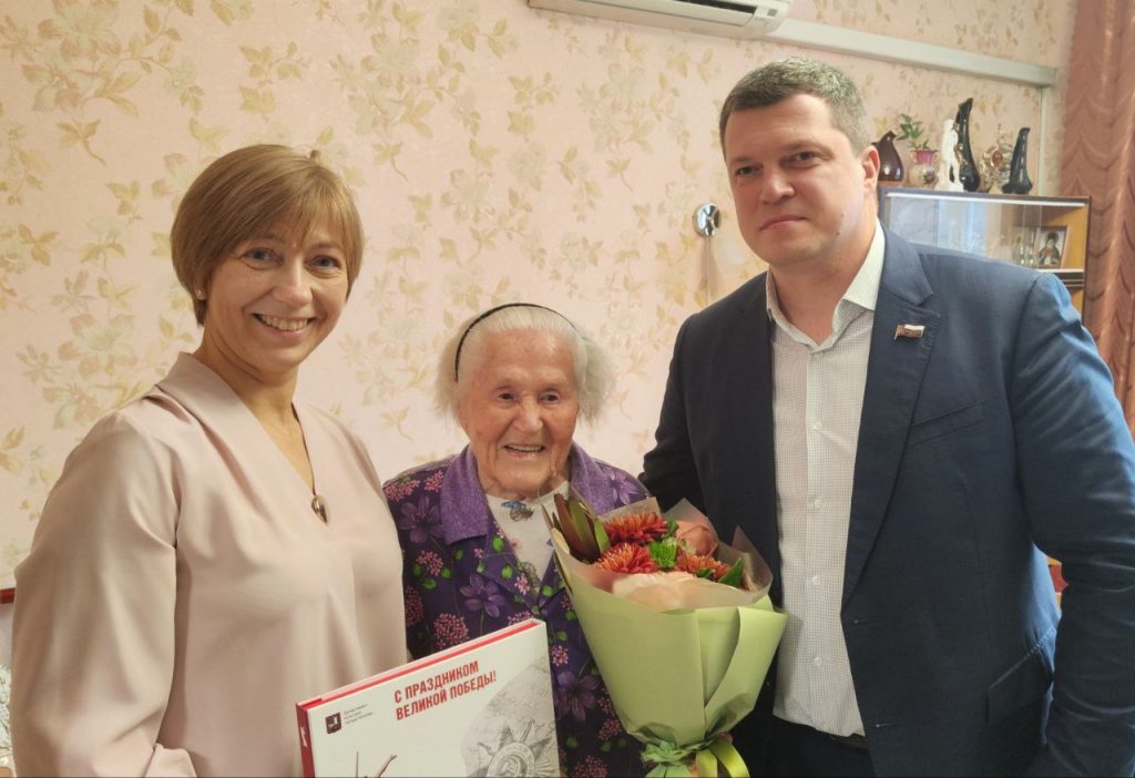 Антон Власенко и Ирина Гонцова поздравили жительницу района с 104-м Днем рождения. Фото: Telegram-канал Антона Власенко