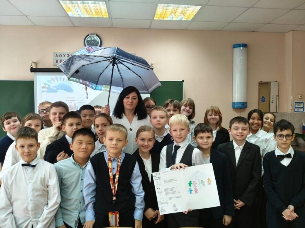 Елена Уколова рассказал о профсоюзном уроке в школе №1034. Фото: страница учреждения в социальных сетях