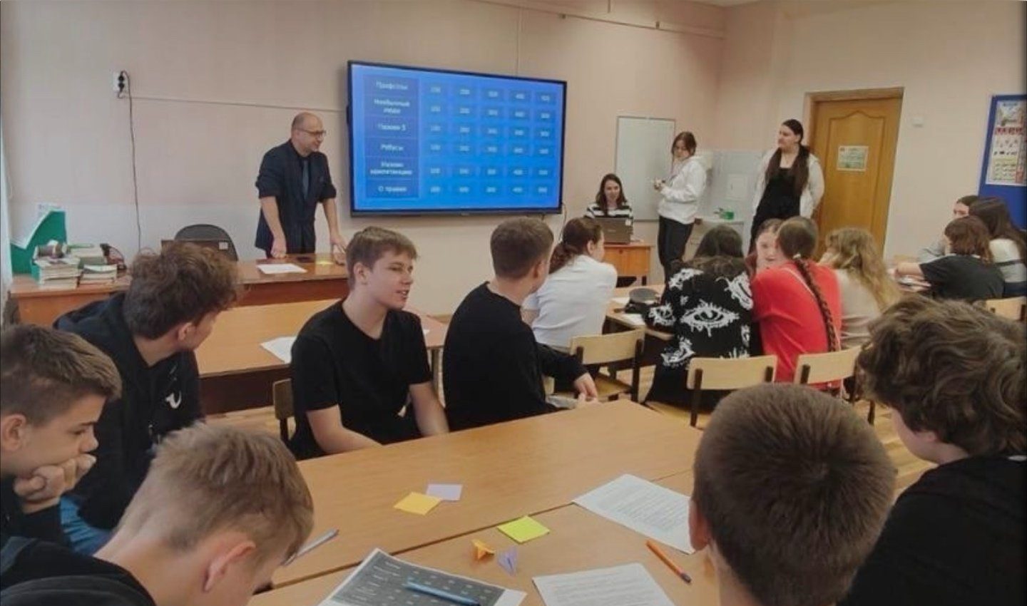 Ольга Белоусова рассказала о профсоюзном уроке в школе №1998. Фото: страница учреждения в социальных сетях